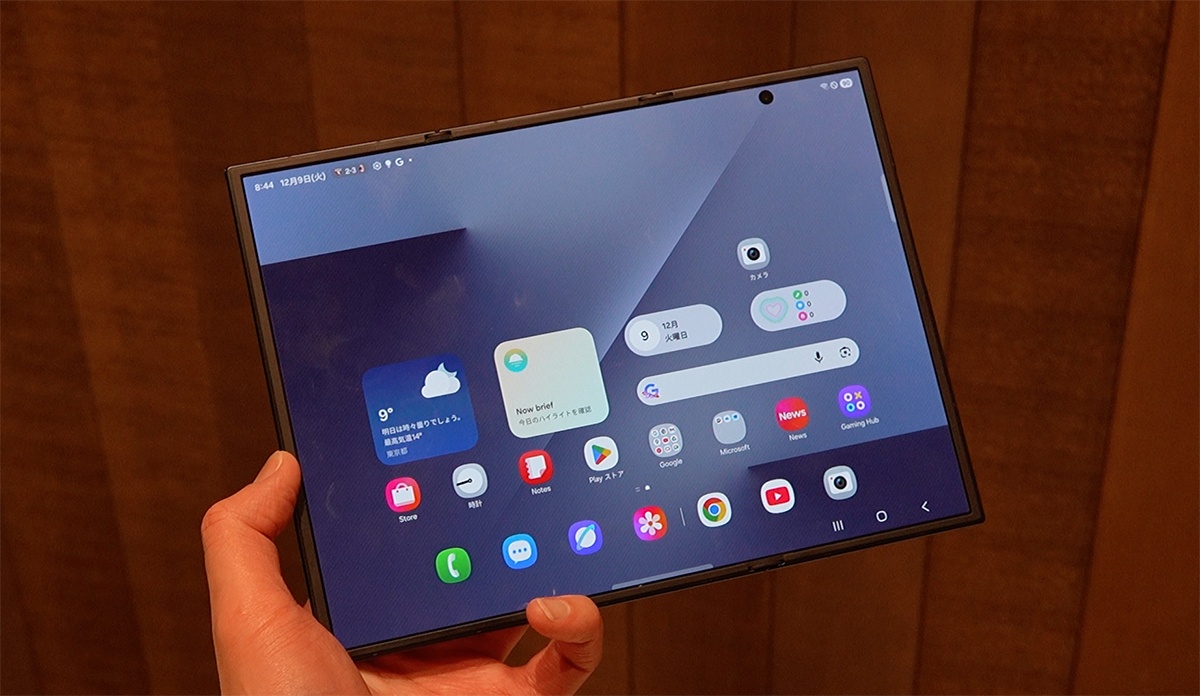 三つ折りスマホ「Galaxy Z TriFold」実機キタァー！想像以上の完成度